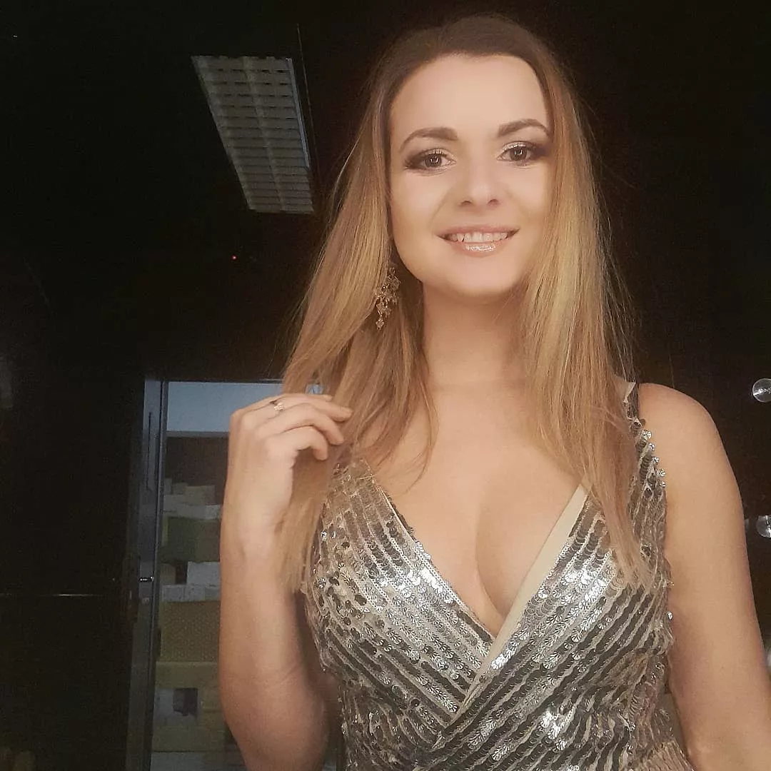 Uwielbiana gwiazda disco polo w wyjątkowej, świecącej kreacji! Uwagę zwraca jej odsłonięty biust! 